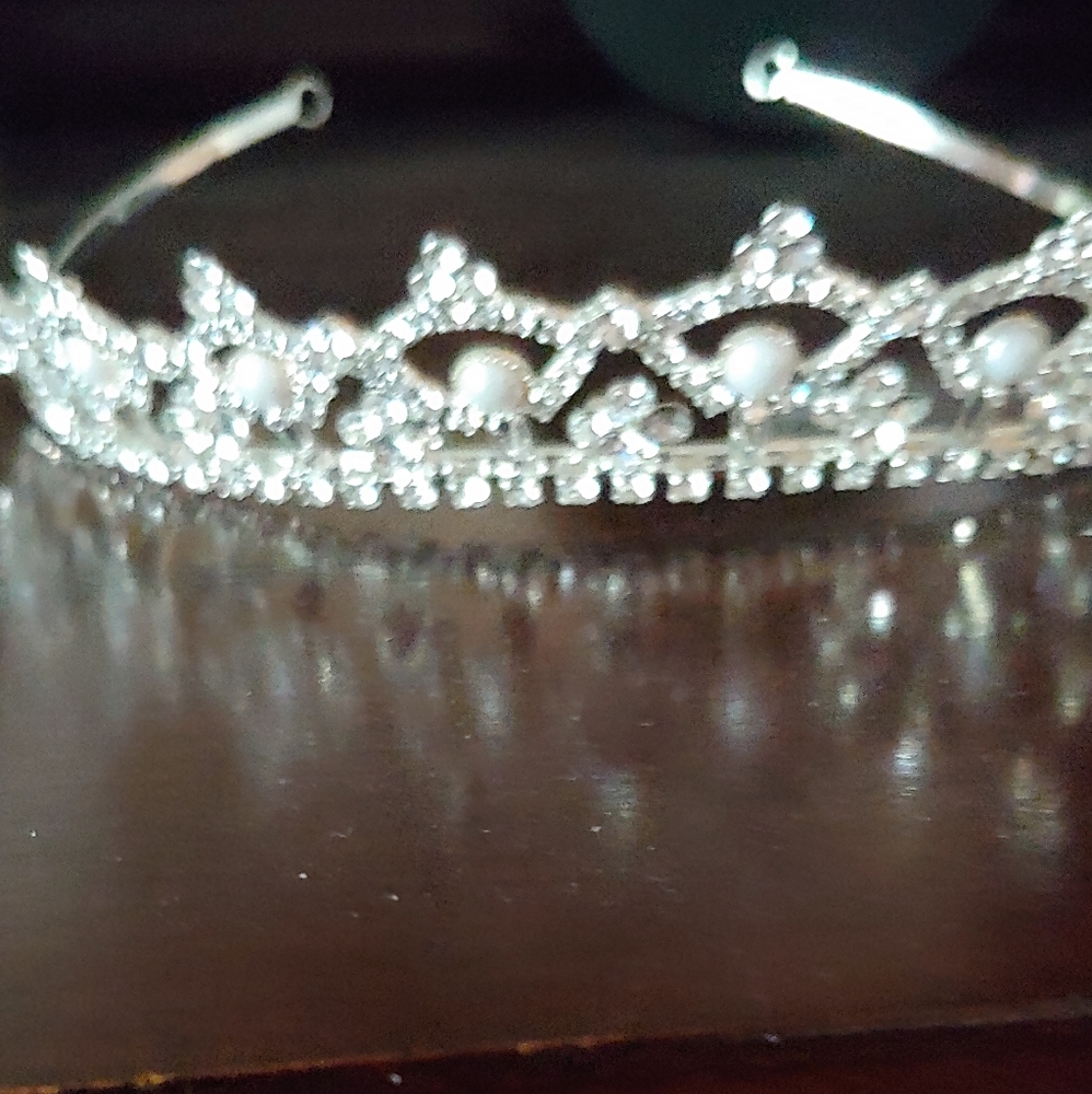 Tiara with baguettes and pearls